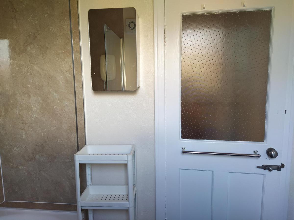 Self Catering 2 Bedroom Flat, Frequent Buses, 1-Minute Walk To Bus Stop, 20 Minutes To City Center Edimburgo Exterior foto